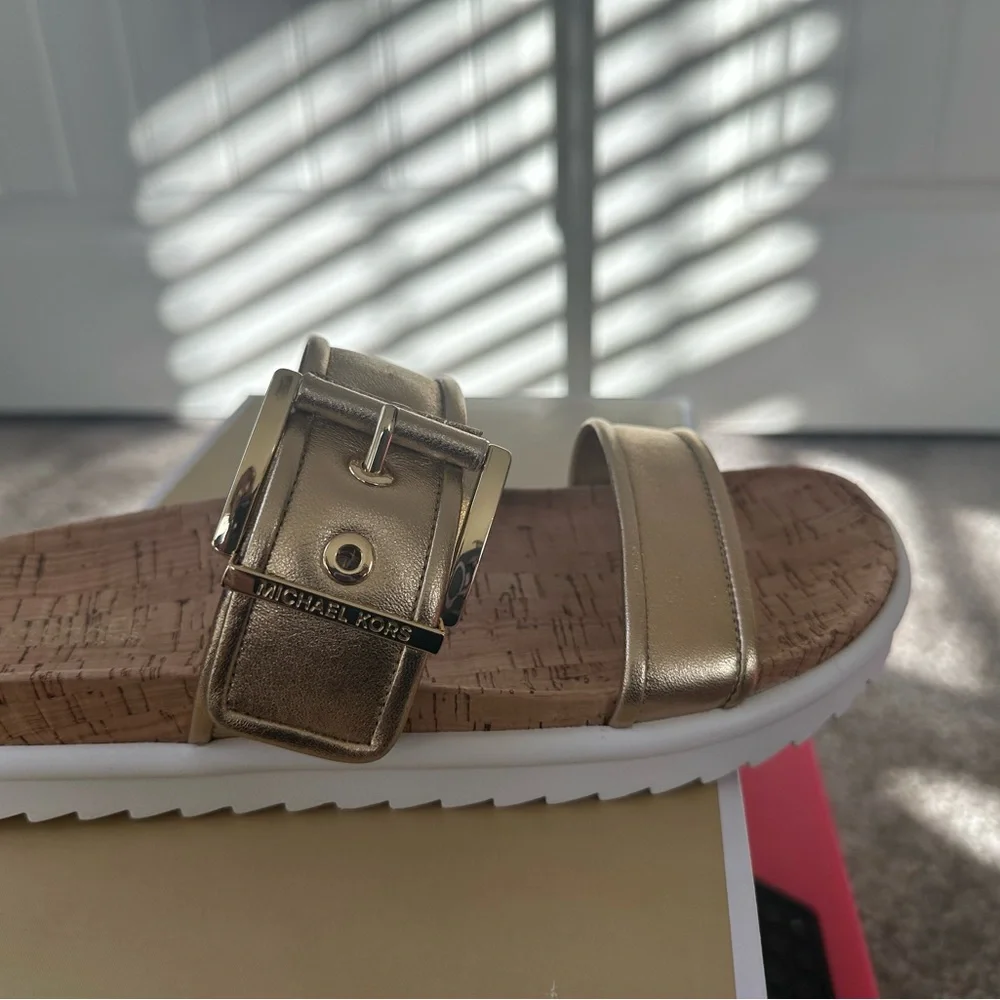 Michael Kors Gold Colby Slide
Never worn - Picture 2 of 5